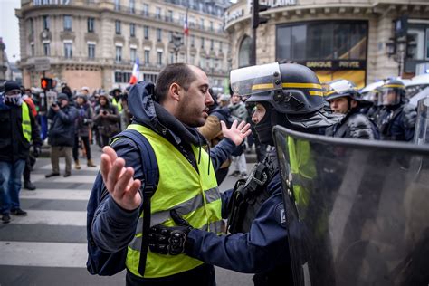 De Impact van de Yellow Vest Protesten op de Franse Maatschappij en het Leiderschap van Emmanuel Macron